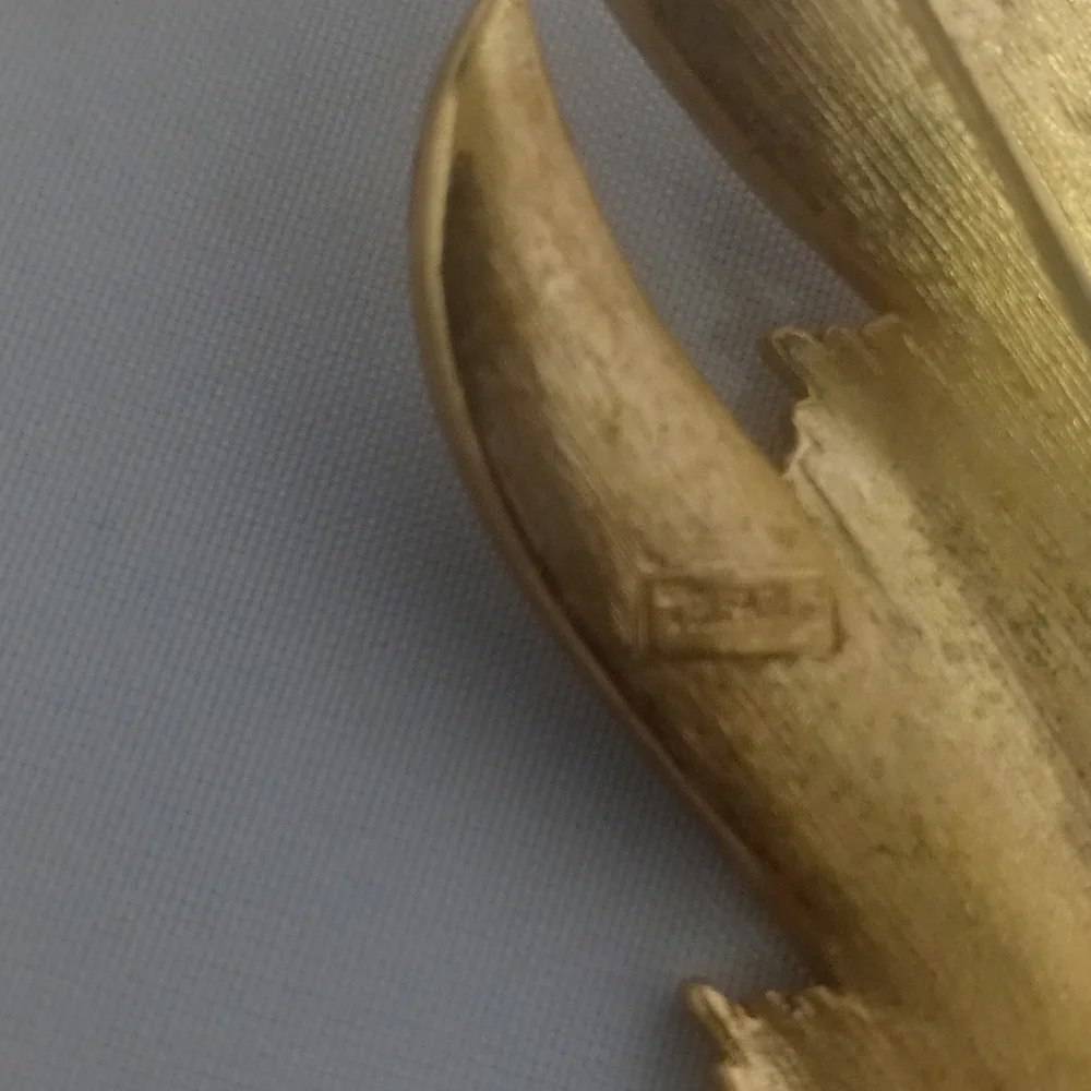 Vintage TRIFARI CROWN GOLD BROOCH PIN‎